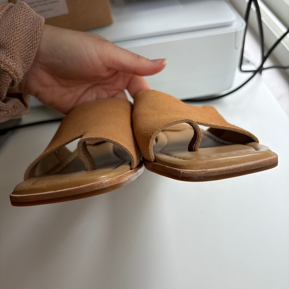 Donald Pliner Cascade Suede Sandal Camel Tan Toe Loop Block Heel Womens 7.5M - Picture 3 of 9